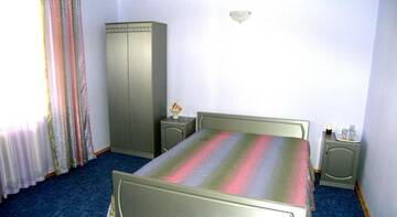 Фото номера Стандартный трехместный номер Гостиница Априори г. Витязево 3