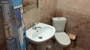 Фото номера Улучшенный трехместный номер Гостиница Гостевой дом &quot;Уютный&quot; г. Витязево 3