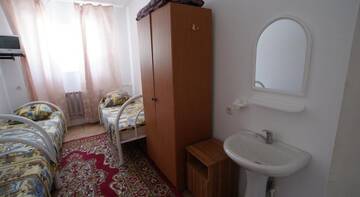 Фото номера Трехместный номер эконом-класса Гостевой дом Yugra г. Витязево 3