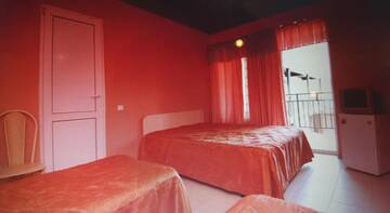 Фото номера Четырехместный номер  Гостиница Guest House Nikos г. Витязево 3