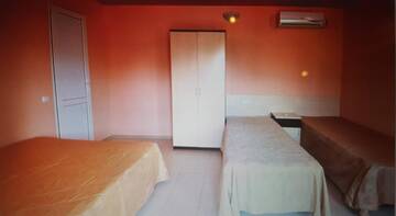 Фото номера Четырехместный номер  Гостиница Guest House Nikos г. Витязево 4