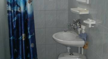 Фото номера Трехместный номер с душем Гостиница На Лиманной г. Витязево 2