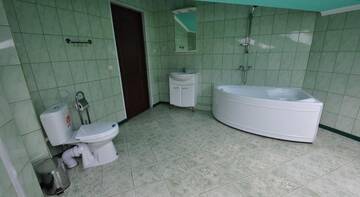 Фото номера Двухместный номер Делюкс с 1 кроватью и балконом Гостиница Мегаполис Гостевой дом г. Витязево 26