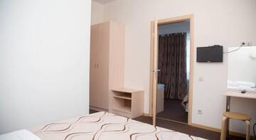 Фото номера Семейный люкс с балконом Гостиница Iris Guest House г. Витязево 2