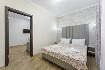 Фото номера 2-комнатная комната люкс с 1 двуспальной кроватью Отель White Hotel  г. Витязево 7