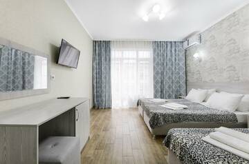 Фото номера 3-местная комната комфорт с балконом Отель White Hotel  г. Витязево 3