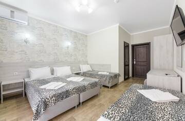 Фото номера 4-местная комната комфорт с балконом Отель White Hotel  г. Витязево 3