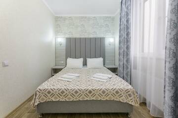 Фото номера 2-комнатная комната люкс с 1 двуспальной кроватью Отель White Hotel  г. Витязево 3