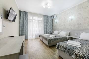 Фото номера 3-местная комната комфорт без балкона Отель White Hotel  г. Витязево 3