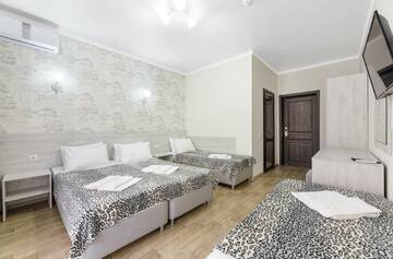 Фото номера 4-местная комната комфорт без балкона Отель White Hotel  г. Витязево 3