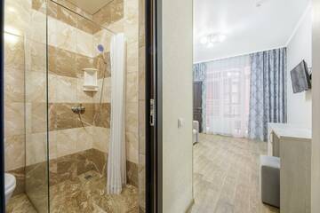 Фото номера 2-комнатная комната люкс с 1 двуспальной кроватью Отель White Hotel  г. Витязево 11