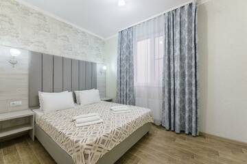 Фото номера 2-комнатная комната люкс с 1 двуспальной кроватью Отель White Hotel  г. Витязево 6