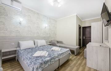 Фото номера 3-местная комната комфорт с балконом Отель White Hotel  г. Витязево 4