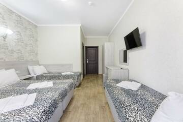 Фото номера 4-местная комната комфорт без балкона Отель White Hotel  г. Витязево 2