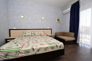 Фото номера Двухместный номер Делюкс с 1 кроватью или 2 отдельными кроватями и балконом Гостевой дом  Korvet г. Витязево 4
