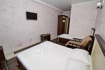 Фото номера Трехместный номер Гостиница Акрополь г. Витязево 3